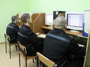 Заключенные за компьютерами