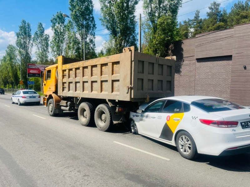 В Воронеже такси влетело в большегруз