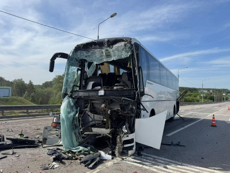 В ДТП с рейсовым автобусом пострадали 15 человек