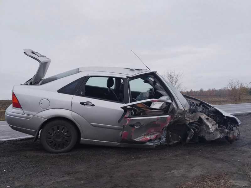 «Форд» врезался в остановку в Воронежской области