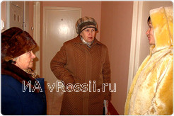 Новоиспеченные соседки, ожидая своей очереди принимать квартиры, судачат о политике.