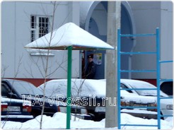 Всю прошлую ночь и сегодняшний день следователи работают на месте происшествия. Здесь же, неподалеку, был найден пистолет и стрелянные гильзы.