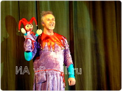 Визитную карточку Липецкого государственного театра кукол представил артист-кукловод Алексей Рыбаков