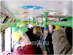 Автобус порадовал пассажиров ярким оформлением и юмористическим содержанием