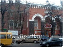 Стремительно падающий снег  еще не спешит  покидать город. Падая, снежинки сразу же таяли, делая дороги скользкими. Остается пожелать водителям безопасного пути.
