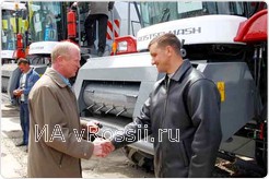 Момент торжественного вручения ключей от новой техники