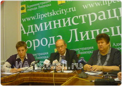 Председатель городского департамента здравоохранения Николай Долгов и главный эпидемиолог региона Людмила Кириллова: Ситуация непростая, но поводов для паники нет