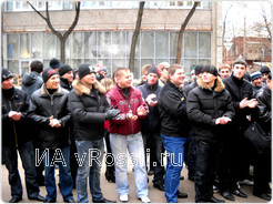 На праздничный митинг пришли студенты Воронежского энергетического техникума.