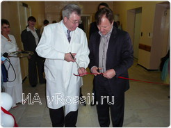 Главный врач Липецкой областной детской больницы Олег Колягин и известный музыкант Игорь Бутман открывают диализный центр