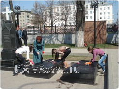 Девчонкам досталась работа по влажной протирке памятников, памятных досок. В работе приняли участие и сотрудники библиотеки школы.