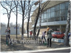 Чуть позже на подмогу школьникам прибыла группа студентов строительной академии, которые убирались на прилегающей территории.