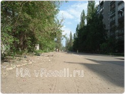 Вот такой уже как несколько лет является дорога, ведущая к более чем 30 жилым домам жилого квартала. Ее поправу можно назвать “последним рывком, после которого приходится мыть и чистить обувь - и так каждый день. Рядом -  идеальный асфальт проезжей части для авто и маршруток, а про пешеходов забыто напрочь.