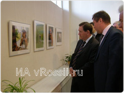 Экскурсию по экспонатам фотовыставки провел Сергей Рыбальченко