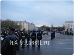 После символического боя курантов, высшие военные чины объезжают  участников парада, приветствуя собравшихся. В свою очередь, “силовики” приветствуют начальство трехкратным УРА.