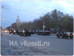Под марши и патриотическую музыку военного времени, сурово-внушительная боевая техника проследовала по ул. Плехановской до главного корпуса ВГУ.