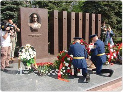 Идея памятника уравнять известного генерала и семь безымянных бойцов Красной Армии.