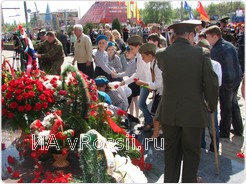 Юные горожане возложили цветы героям той войны.
