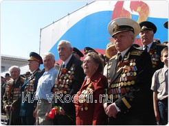 Ветераны поют День Победы.