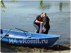 Найденный на дне мусор вытаскивают на берег