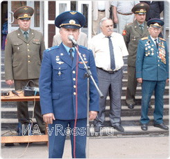Перед призывниками с напутственными словами выступил военнослужащий липецкого авиацентра Герой Российской Федерации Владимир Богодухов и другие