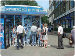 Вот такие очереди выстраиваются в воронежскую жару за мороженым.