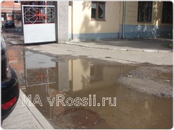 Вода вытекает из ворот больницы