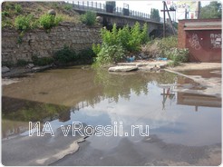 Небольшое озеро образовалось под мостом 