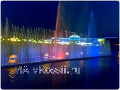 Плавающий фонтан на Реке Везелка в Белгороде. Эффект танцующей и поющей воды создают около тысячи светильников и пятьдесят насосов. 
