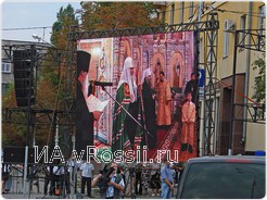 ...для которых богослужение транслировалось на специально установленных экранах