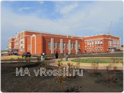 Школа представляет собой комплекс, состоящий из отдельных блоков: начальной школы, спортивного зала, 25-метрового плавательного бассейна и основного 3-этажного здания