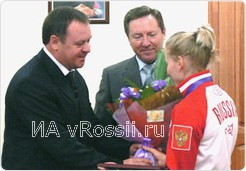 Руководители области поблагодарили ребят за такие выдающиеся достижения в спорте, вручили им грамоты и денежные премии