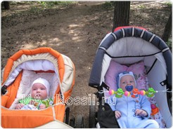 Рома и Сережа на прогулке в воронежском парке