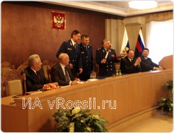 Александру Яковлевичу вручили цветы и памятные подарки