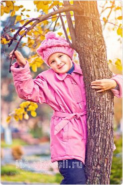 Алина обожает активный отдых - на фотосессии девочка продемонстрировала свое умение лазить по деревьям 