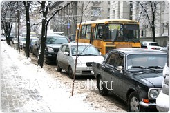 На Курской улице Ленина из-за припаркованных автомобилей ни пройти, ни проехать.