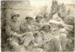 Сергей Яковлев (в центре) в составе девятой роты.