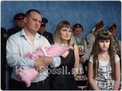 Семья Колесниковых с новорожденной Дианой
