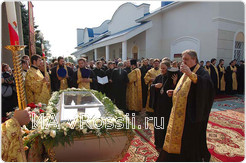 Перед входом в Николо-Иоасафовский собор на площади перед мощами был совершен молебен с акафистом Святителю