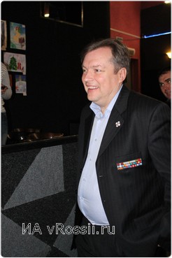 Режиссер Алексей Феоктистов благодарен курским полицейским за помощь в съемках фильма.