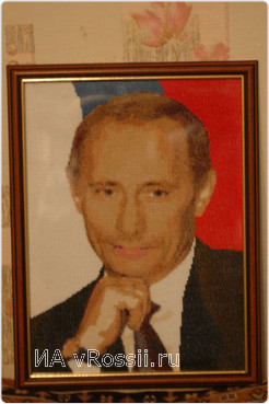 Портрет Президента Аня вышивала полгода
