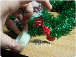 За ней на обычный скотч лепим конфетки.