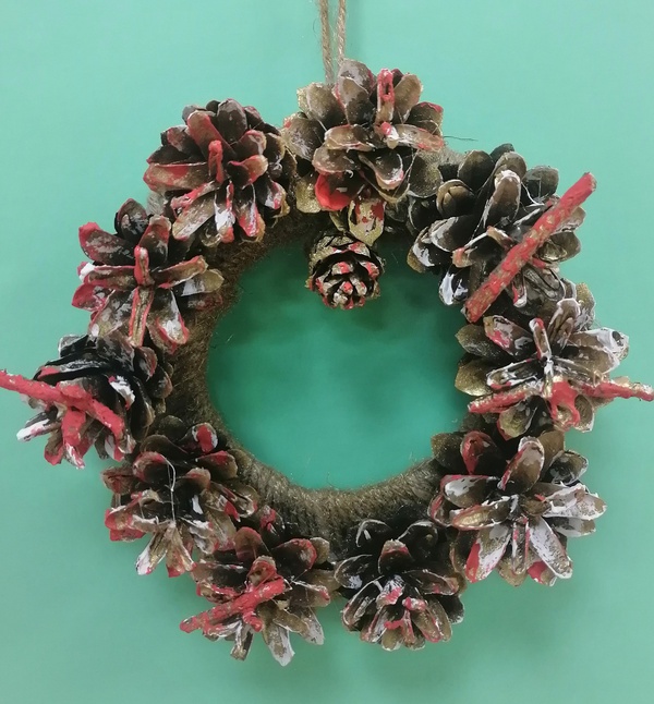Новогодний венок из шишек
