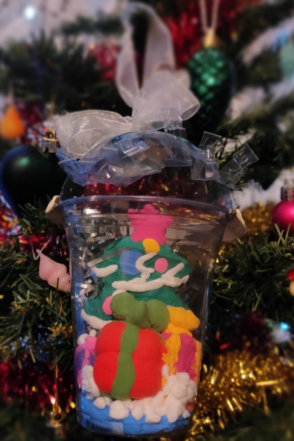 Подарочки под ёлочкой