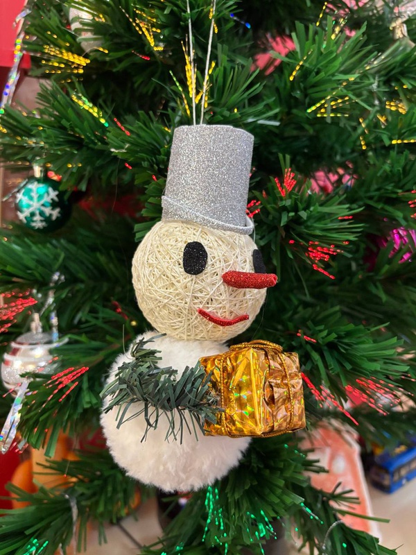 Снеговичок с подарком