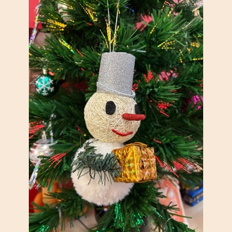 Снеговичок с подарком