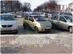 Школьники своими руками изготовили открытки с призывом соблюдать ПДД и клали их за автомобильные дворники