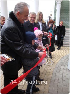 Торжественное разрезание красной ленточки