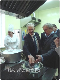 Евгений Савченко внимательно осмотрел все помещения детского садика, в том числе и кухню