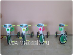 Для наглядности воспитанники выступают в роли водителей на уроках ПДД